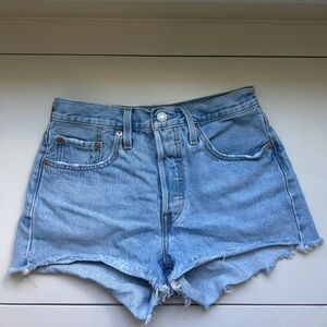 Levi's 501 Shorts Size 26 💙💙